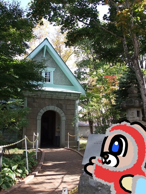 旧竹鶴邸を見学しているピヨめぐモカ2.jpg