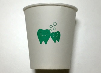 歯科 備え付けのコップ 歯のキャラクター かわいい 1.jpg